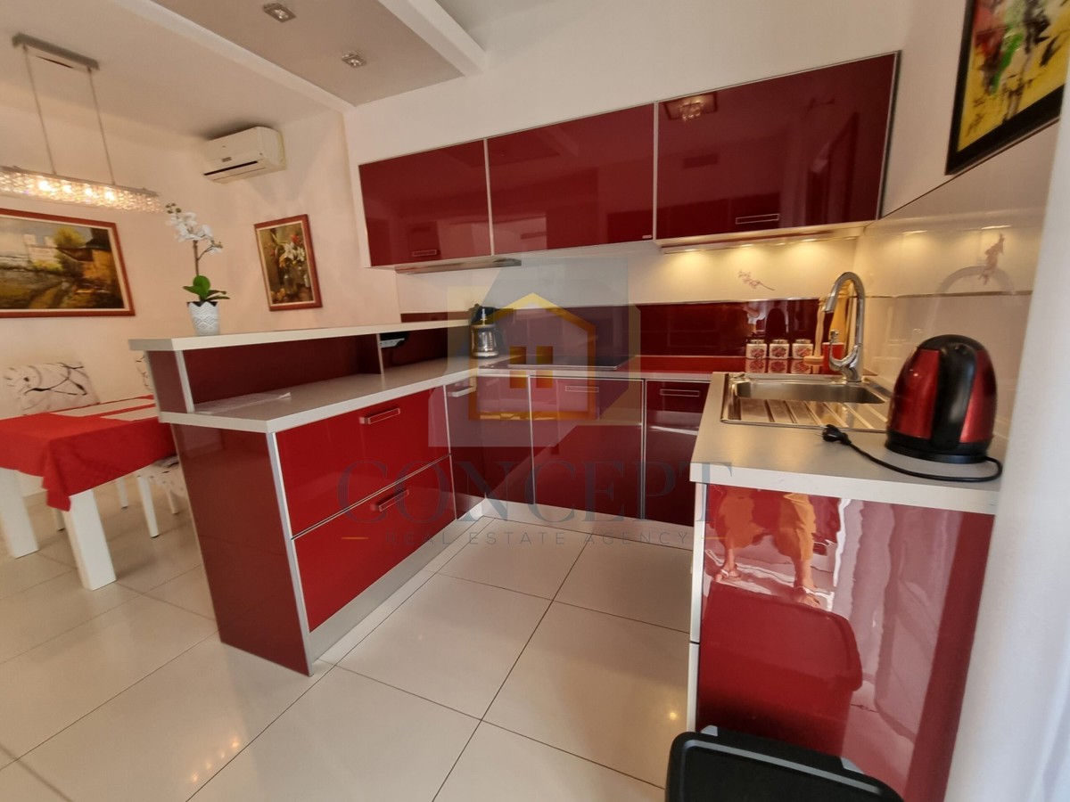 Poreč, centro espanso, Casa bifamiliare con due appartamenti e giardino, 1 km dal mare