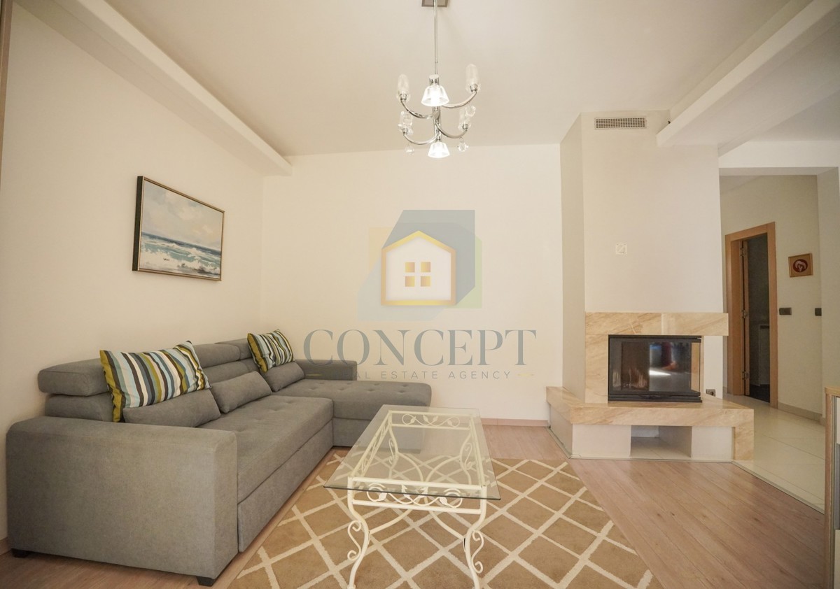 Poreč, centro espanso, Casa bifamiliare con due appartamenti e giardino, 1 km dal mare