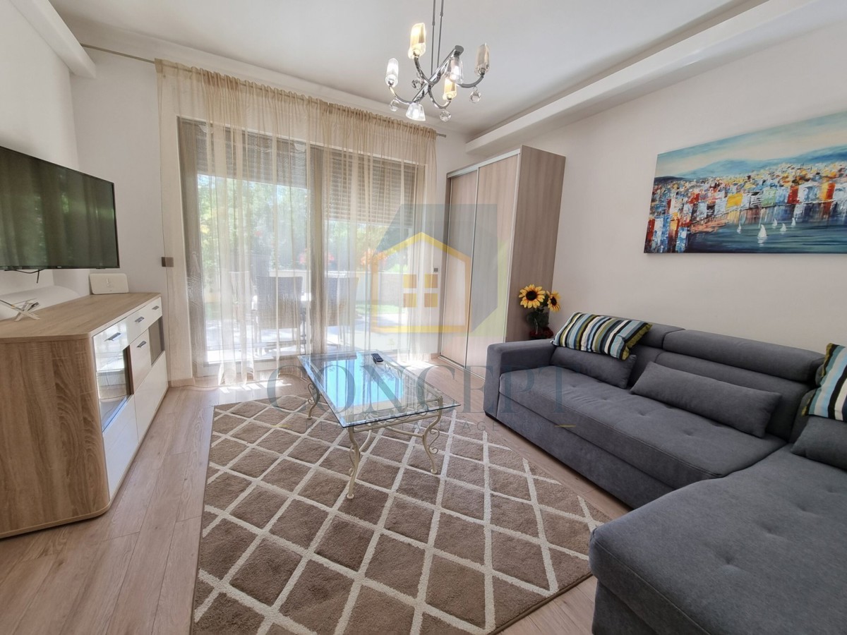 Poreč, centro espanso, Casa bifamiliare con due appartamenti e giardino, 1 km dal mare