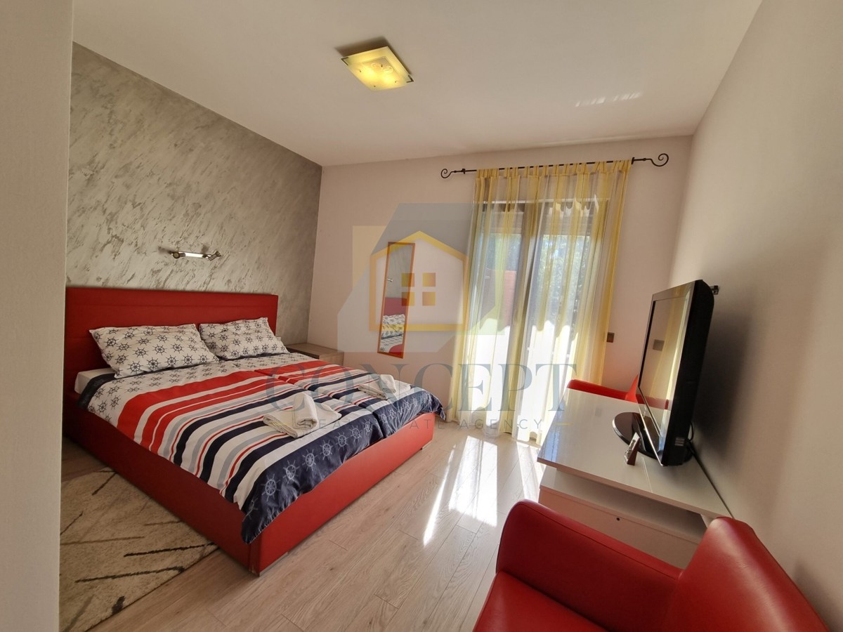 Poreč, centro espanso, Casa bifamiliare con due appartamenti e giardino, 1 km dal mare