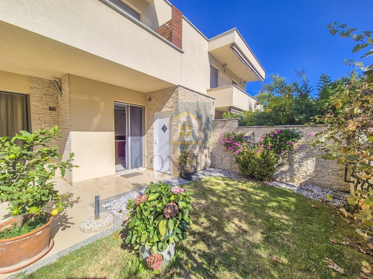 Poreč, centro espanso, Casa bifamiliare con due appartamenti e giardino, 1 km dal mare