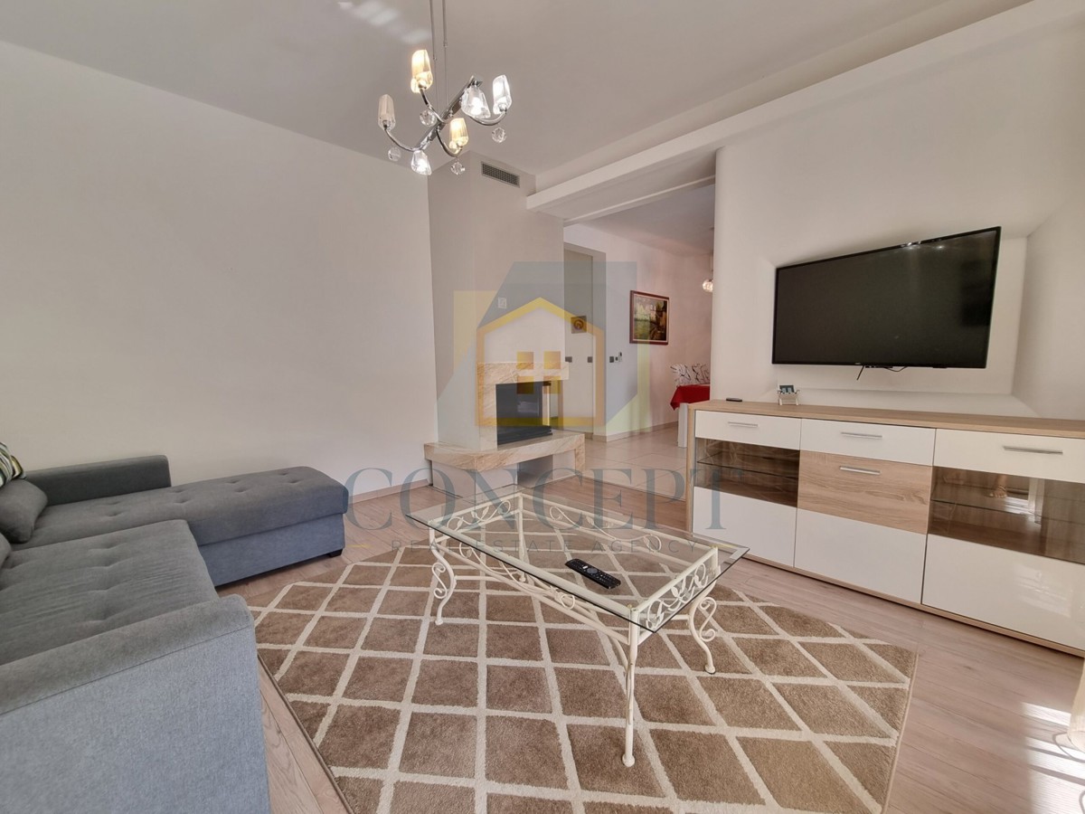 Poreč, centro espanso, Casa bifamiliare con due appartamenti e giardino, 1 km dal mare