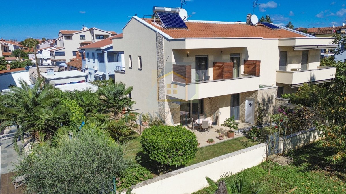 Poreč, centro espanso, Casa bifamiliare con due appartamenti e giardino, 1 km dal mare