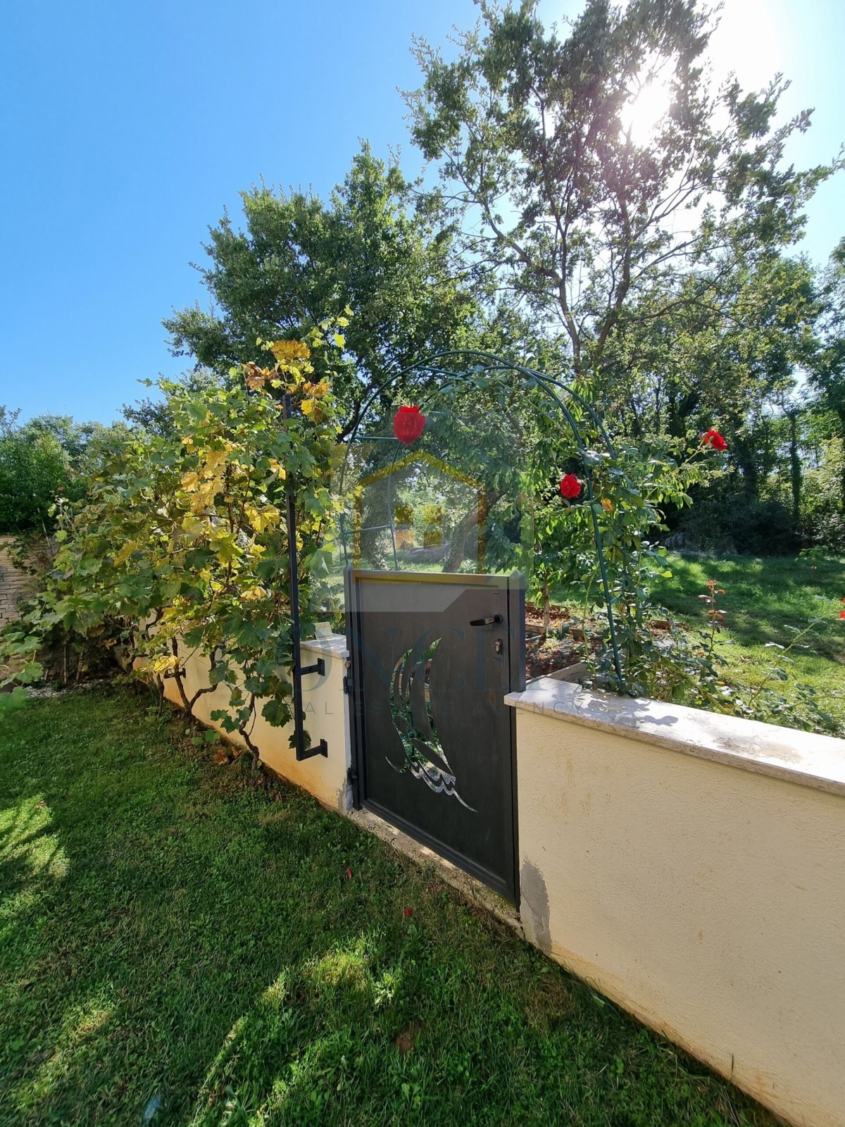 Poreč, centro espanso, Casa bifamiliare con due appartamenti e giardino, 1 km dal mare