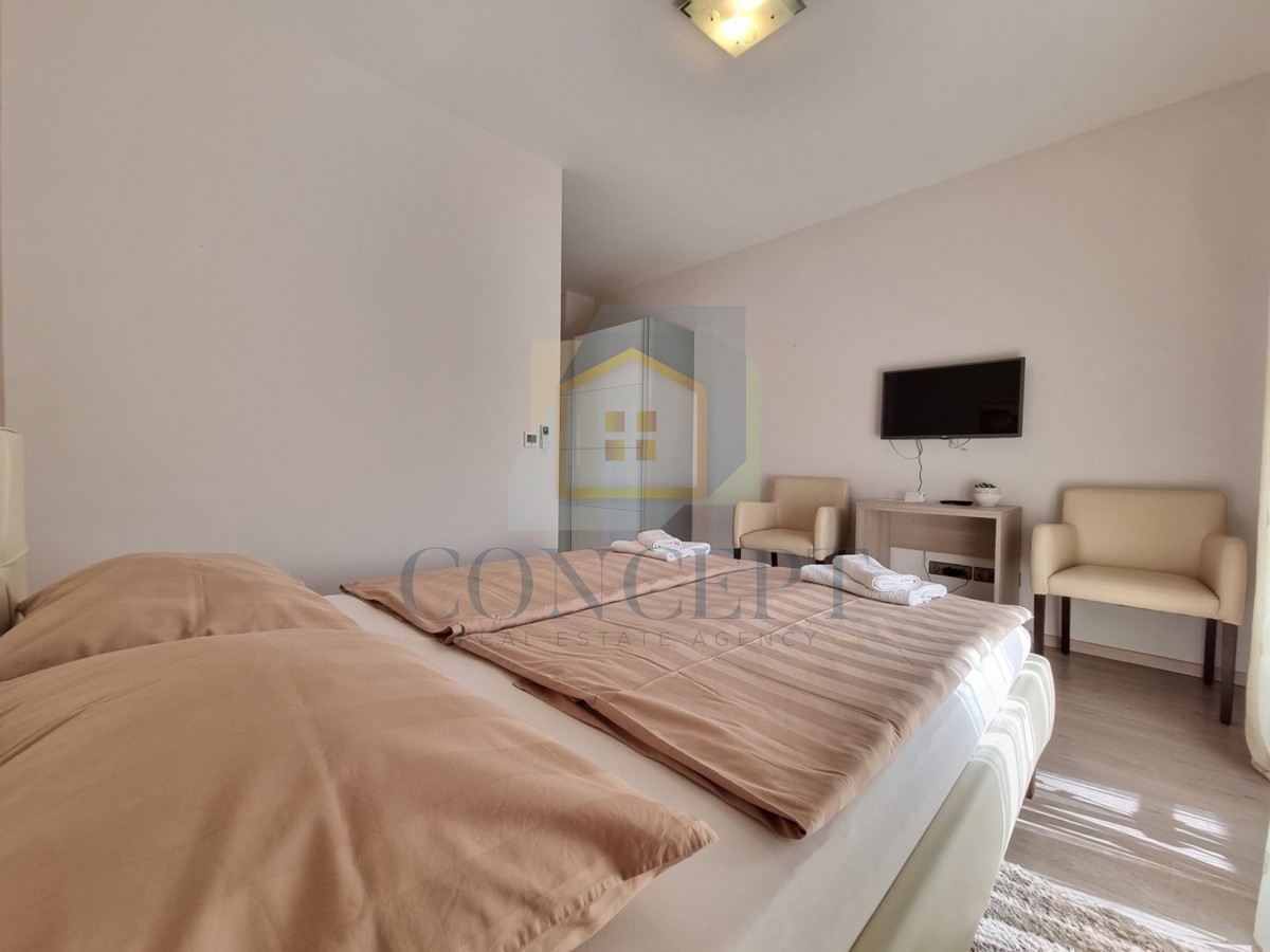 Poreč, centro espanso, Casa bifamiliare con due appartamenti e giardino, 1 km dal mare