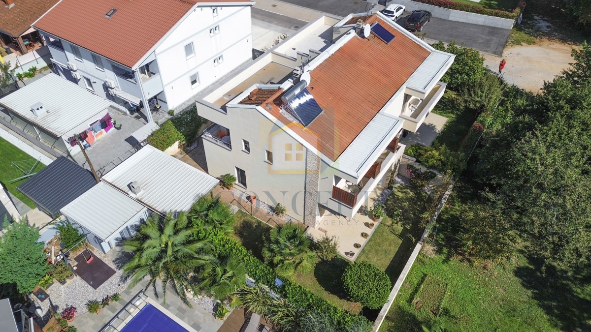 Poreč, centro espanso, Casa bifamiliare con due appartamenti e giardino, 1 km dal mare