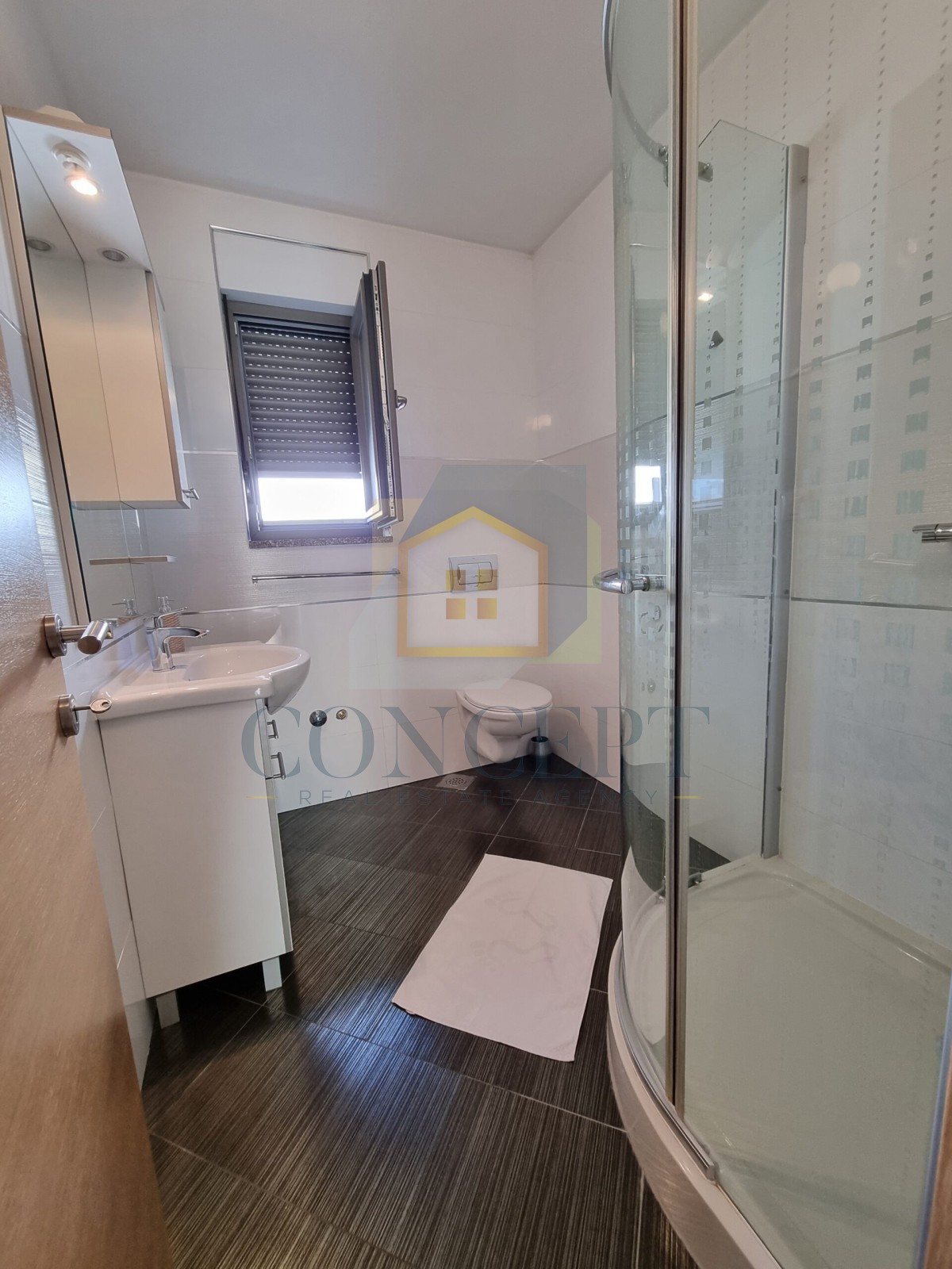 Poreč, centro espanso, Casa bifamiliare con due appartamenti e giardino, 1 km dal mare