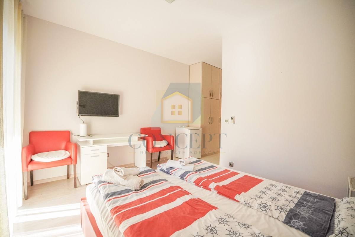 Poreč, centro espanso, Casa bifamiliare con due appartamenti e giardino, 1 km dal mare