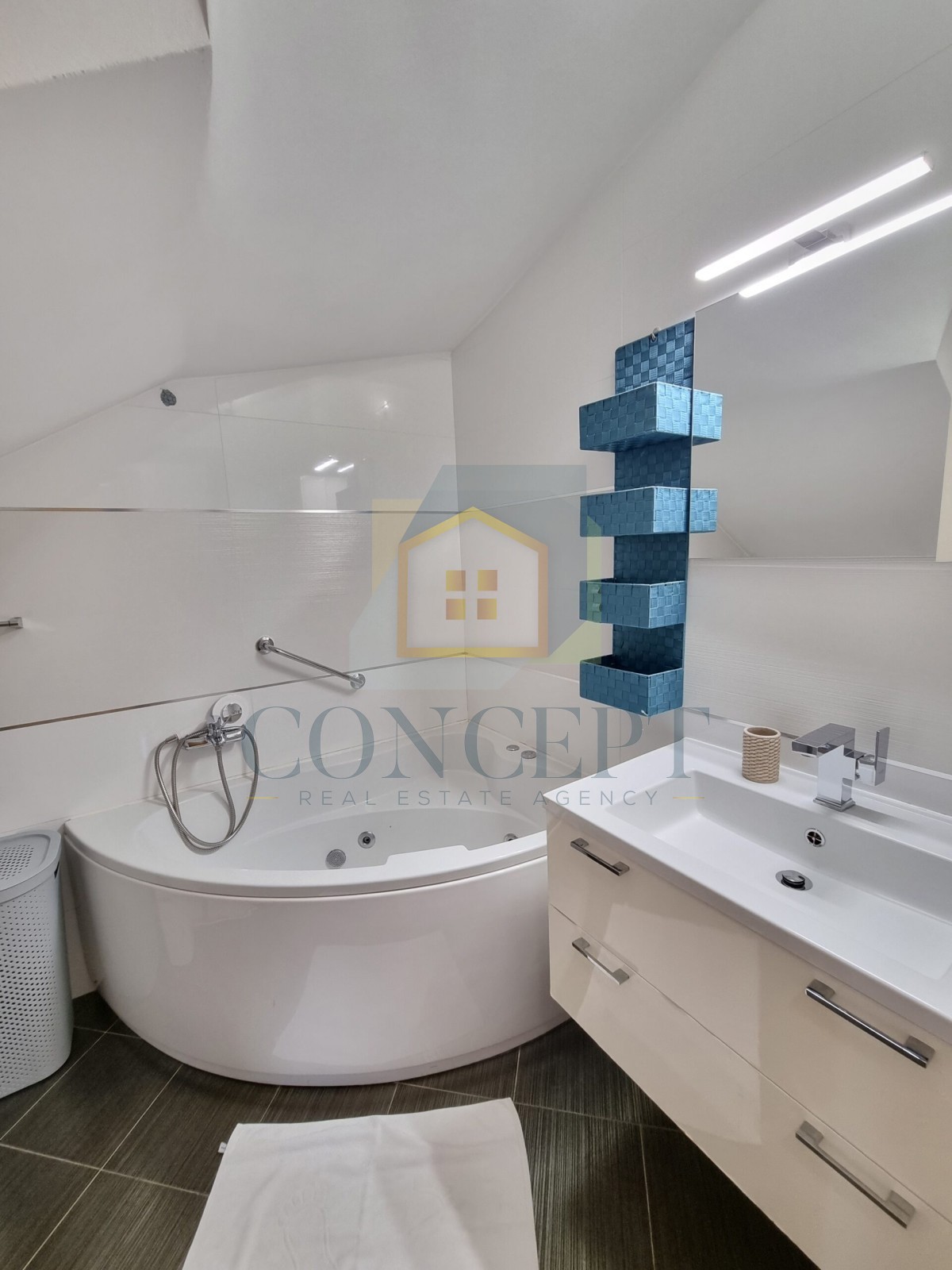 Poreč, centro espanso, Casa bifamiliare con due appartamenti e giardino, 1 km dal mare