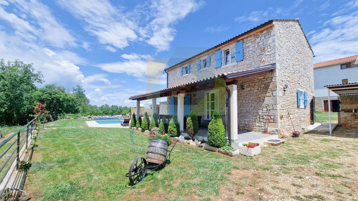 Poreč, dintorni, Casa istriana autoctona ristrutturata con ampio giardino.