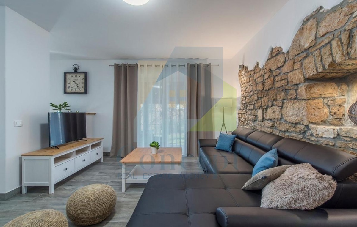 Poreč, dintorni, Casa istriana autoctona ristrutturata con ampio giardino.