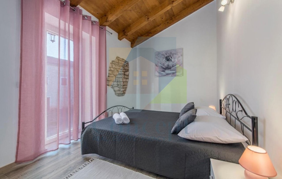 Poreč, dintorni, Casa istriana autoctona ristrutturata con ampio giardino.