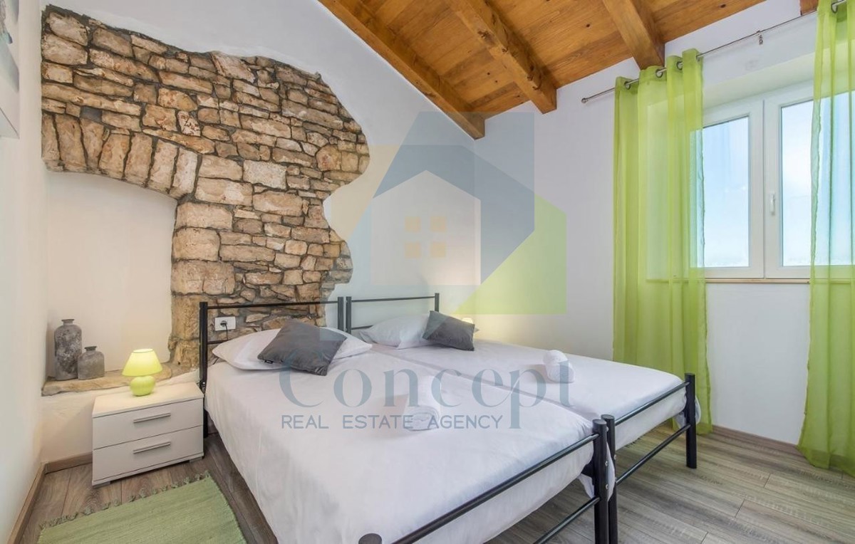 Poreč, dintorni, Casa istriana autoctona ristrutturata con ampio giardino.