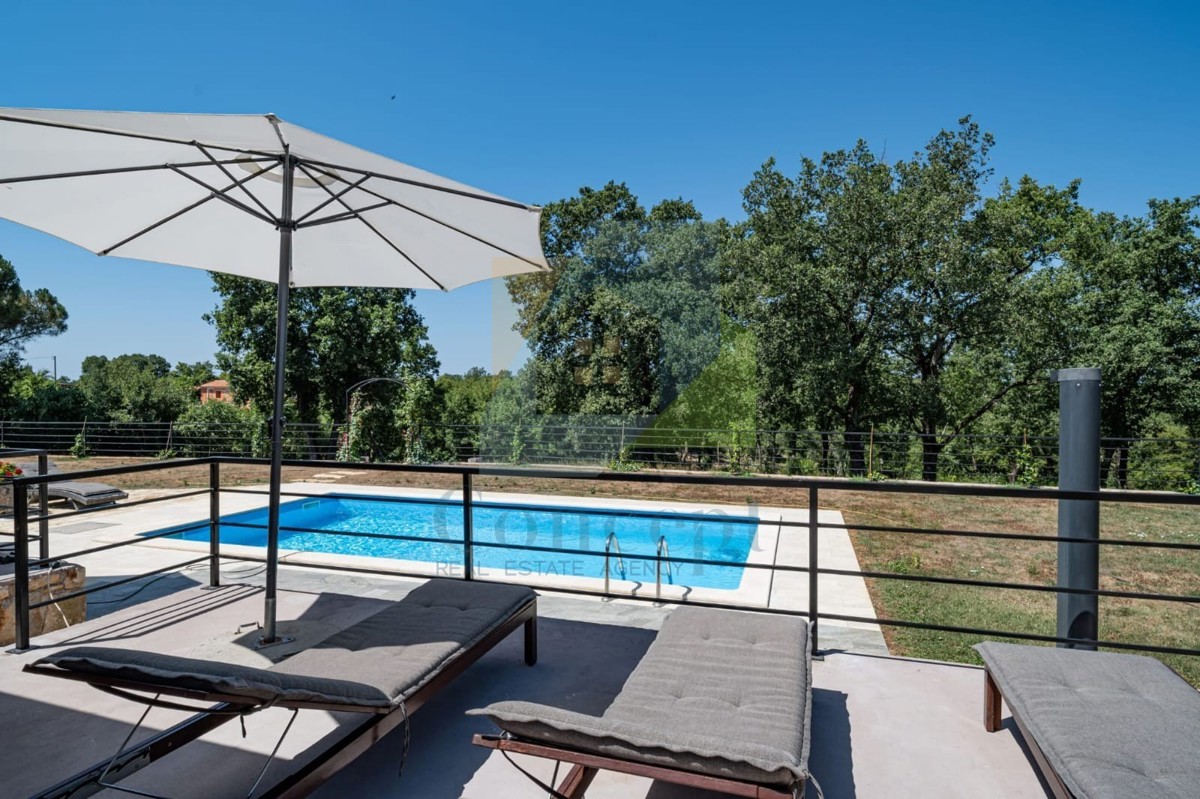 Poreč, dintorni, Casa istriana autoctona ristrutturata con ampio giardino.