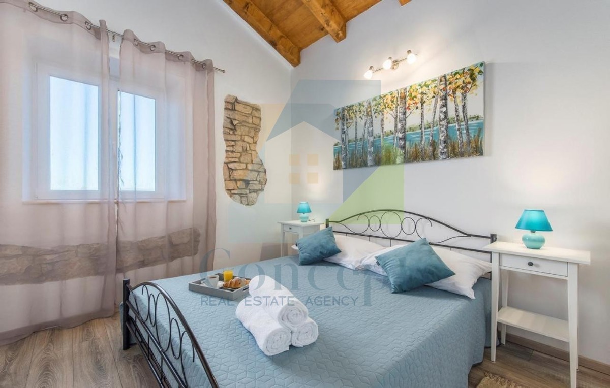 Poreč, dintorni, Casa istriana autoctona ristrutturata con ampio giardino.