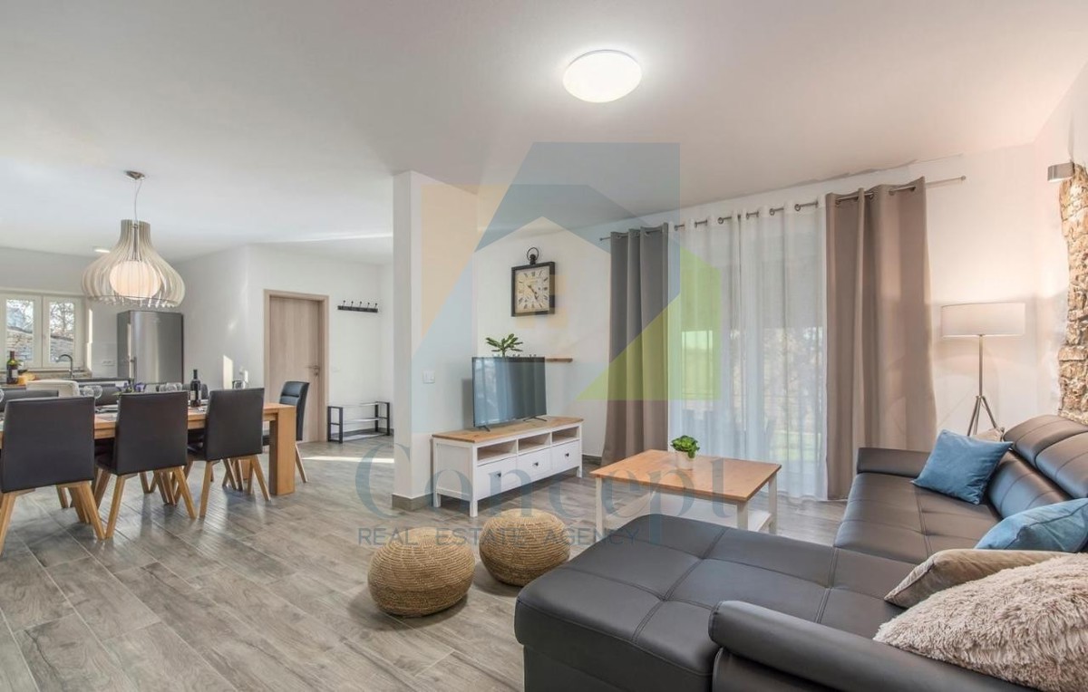 Poreč, dintorni, Casa istriana autoctona ristrutturata con ampio giardino.