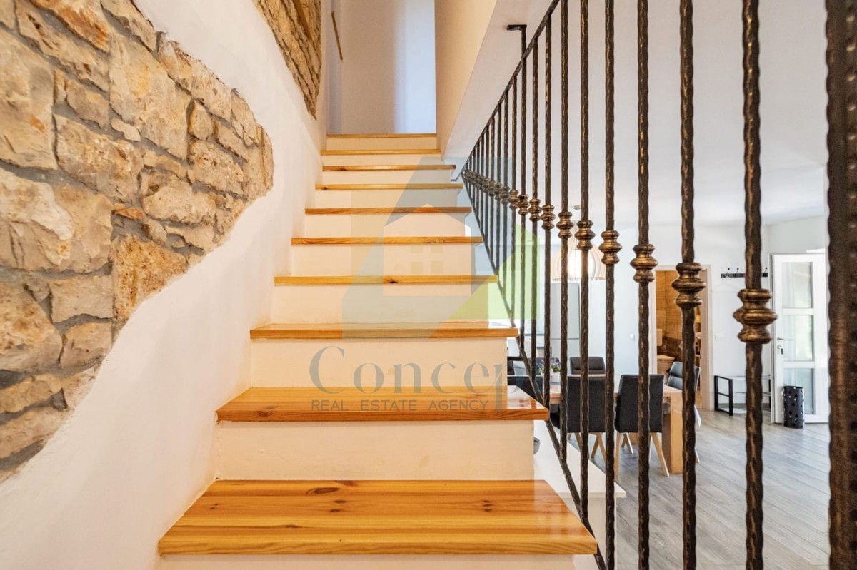 Poreč, dintorni, Casa istriana autoctona ristrutturata con ampio giardino.