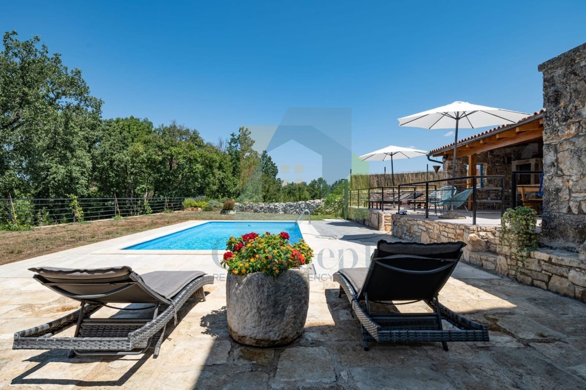 Poreč, dintorni, Casa istriana autoctona ristrutturata con ampio giardino.