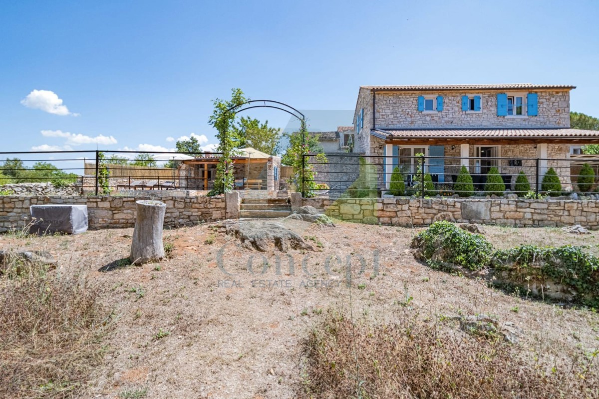 Poreč, dintorni, Casa istriana autoctona ristrutturata con ampio giardino.