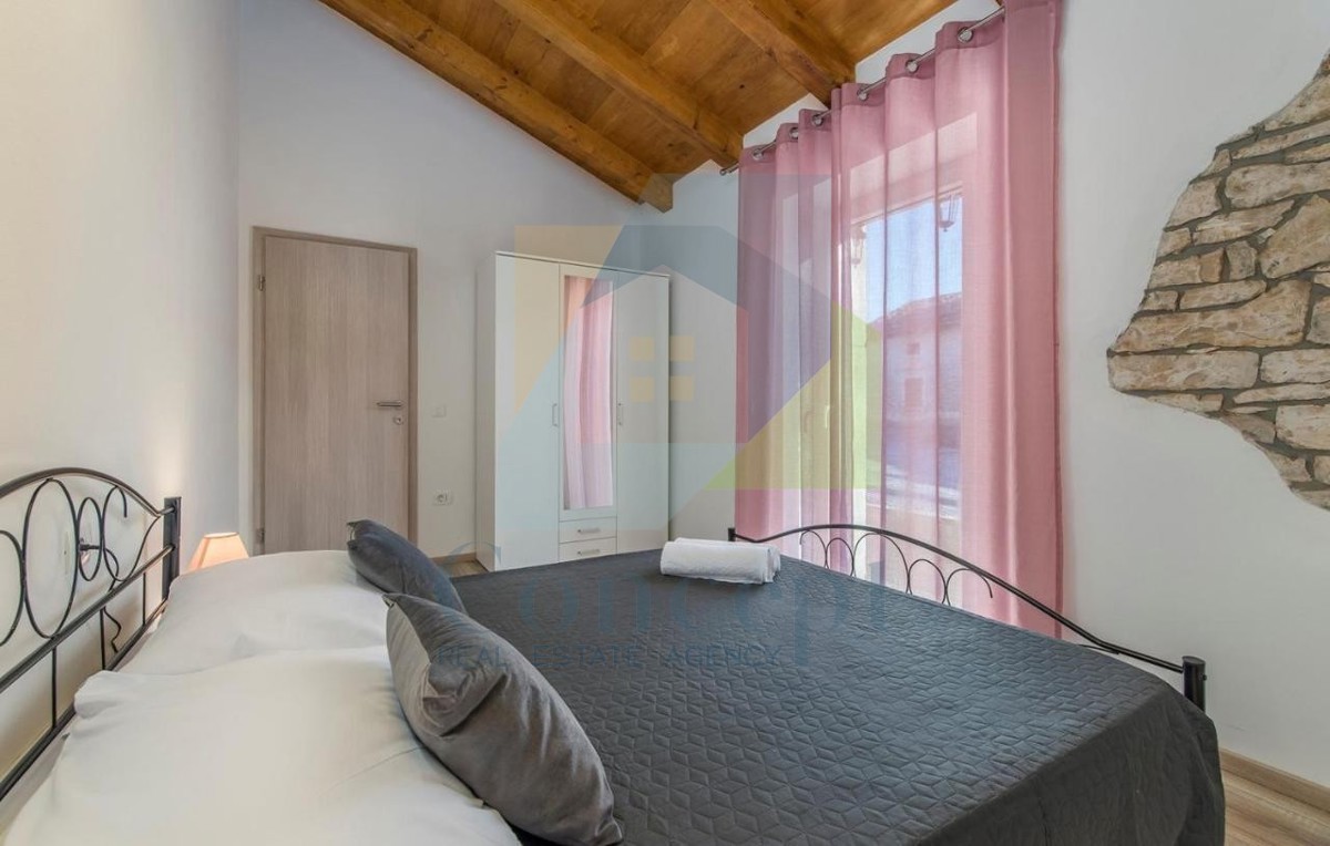 Poreč, dintorni, Casa istriana autoctona ristrutturata con ampio giardino.