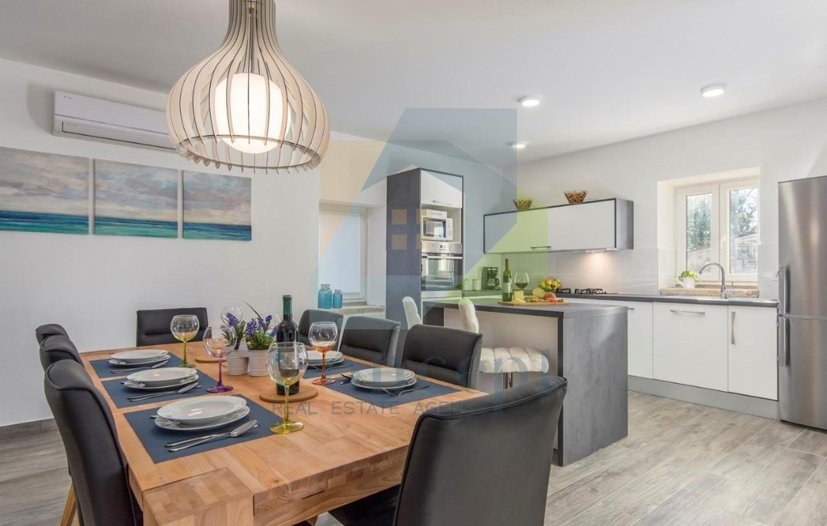 Poreč, dintorni, Casa istriana autoctona ristrutturata con ampio giardino.