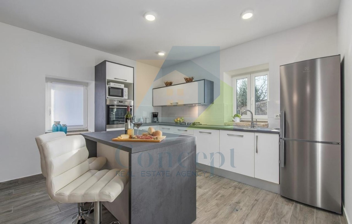 Poreč, dintorni, Casa istriana autoctona ristrutturata con ampio giardino.