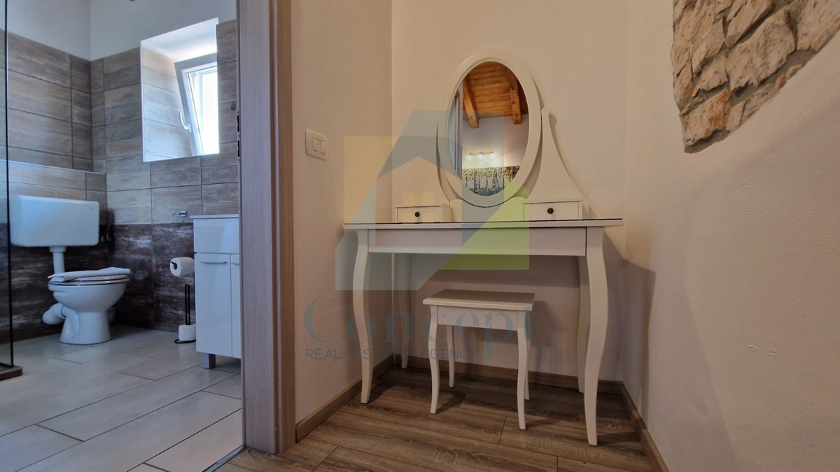 Poreč, dintorni, Casa istriana autoctona ristrutturata con ampio giardino.