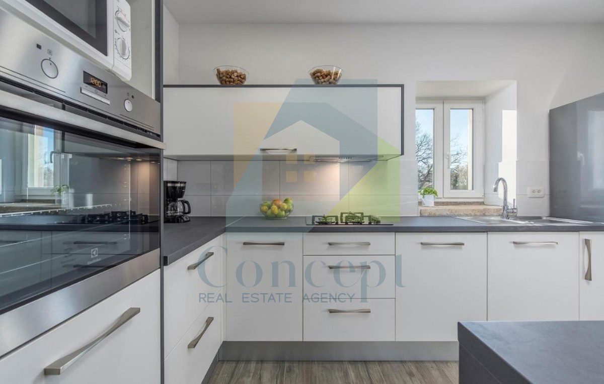 Poreč, dintorni, Casa istriana autoctona ristrutturata con ampio giardino.