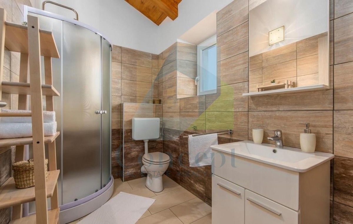 Poreč, dintorni, Casa istriana autoctona ristrutturata con ampio giardino.