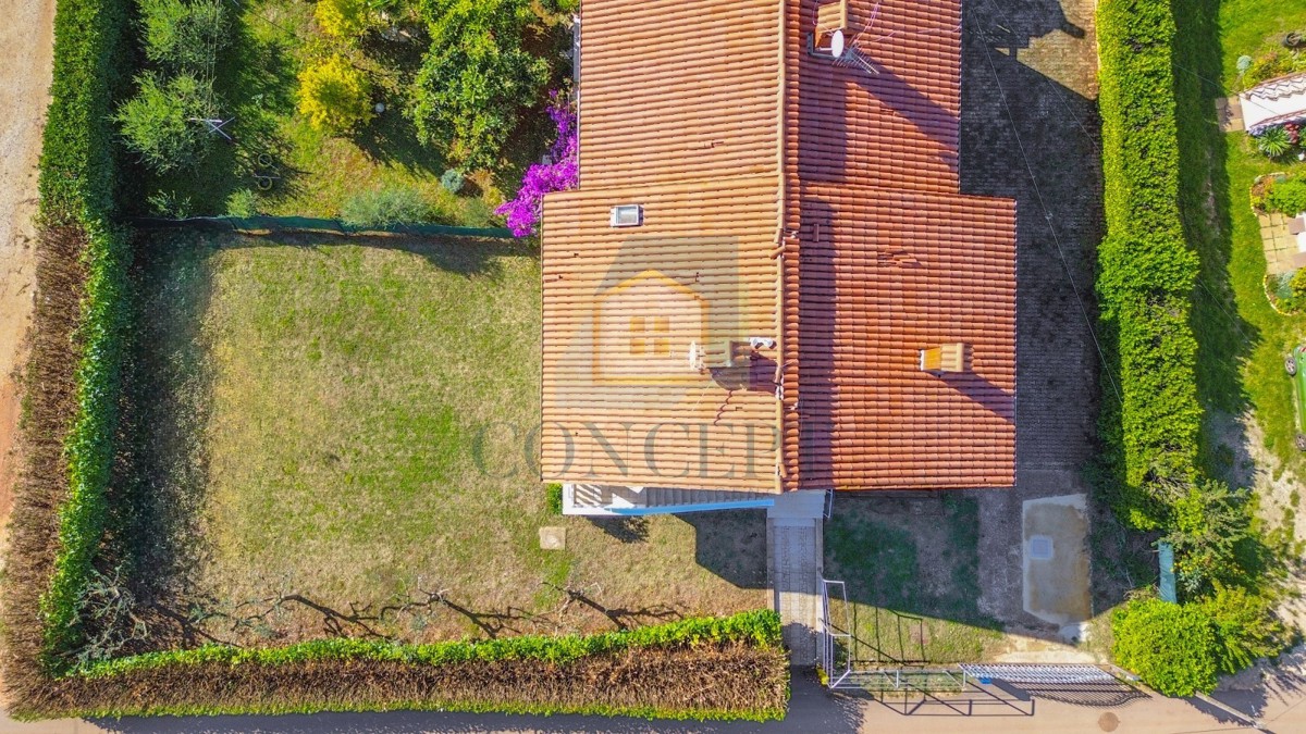 Poreč, dintorni - ESCLUSIVA DELL'AGENZIA - Casa bifamiliare con 3 appartamenti su più livelli e giardino, a 5 km dal mare
