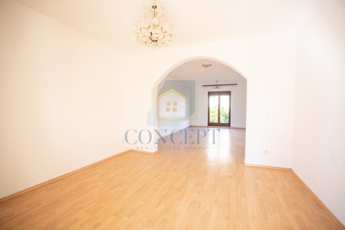 Poreč, dintorni - ESCLUSIVA DELL'AGENZIA - Casa bifamiliare con 3 appartamenti su più livelli e giardino, a 5 km dal mare