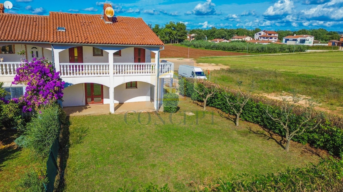 Poreč, dintorni - ESCLUSIVA DELL'AGENZIA - Casa bifamiliare con 3 appartamenti su più livelli e giardino, a 5 km dal mare