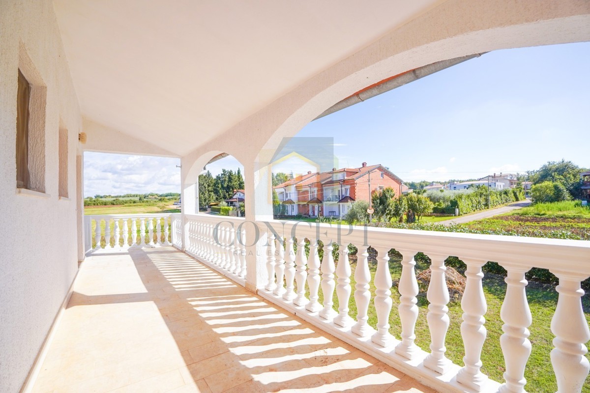 Poreč, dintorni - ESCLUSIVA DELL'AGENZIA - Casa bifamiliare con 3 appartamenti su più livelli e giardino, a 5 km dal mare