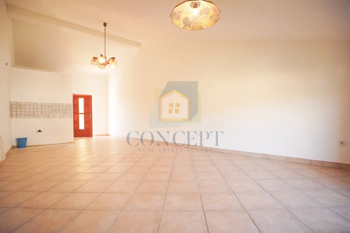 Poreč, dintorni - ESCLUSIVA DELL'AGENZIA - Casa bifamiliare con 3 appartamenti su più livelli e giardino, a 5 km dal mare