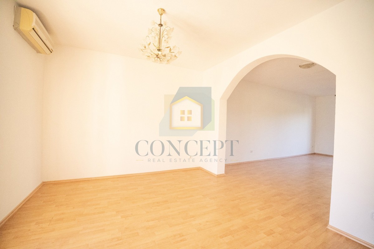 Poreč, dintorni - ESCLUSIVA DELL'AGENZIA - Casa bifamiliare con 3 appartamenti su più livelli e giardino, a 5 km dal mare