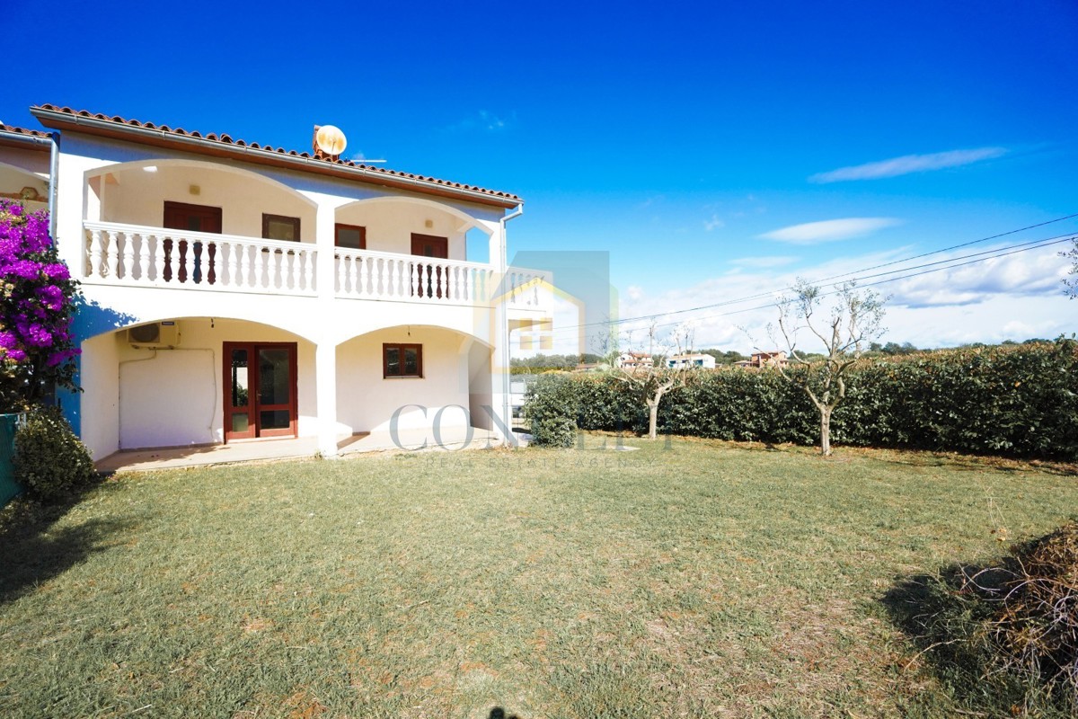 Poreč, dintorni - ESCLUSIVA DELL'AGENZIA - Casa bifamiliare con 3 appartamenti su più livelli e giardino, a 5 km dal mare