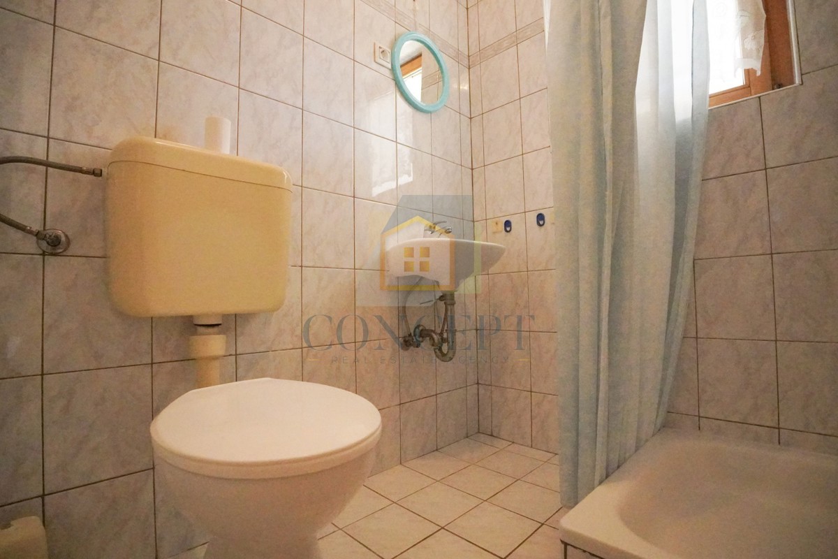 Poreč, dintorni - ESCLUSIVA DELL'AGENZIA - Casa bifamiliare con 3 appartamenti su più livelli e giardino, a 5 km dal mare