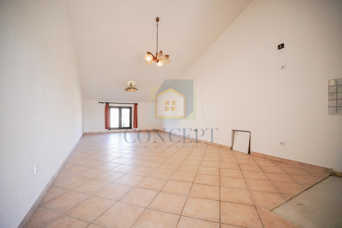 Poreč, dintorni - ESCLUSIVA DELL'AGENZIA - Casa bifamiliare con 3 appartamenti su più livelli e giardino, a 5 km dal mare