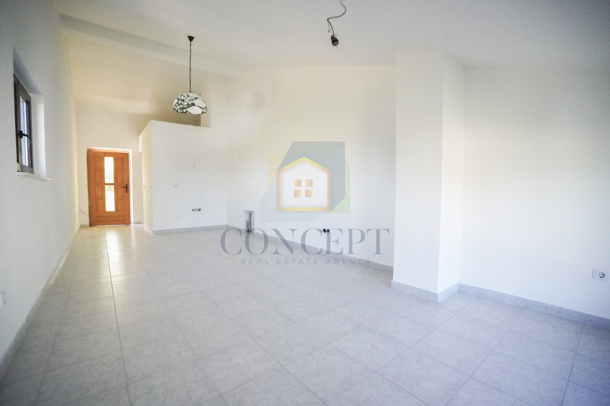 Poreč, dintorni - ESCLUSIVA DELL'AGENZIA - Casa bifamiliare con 3 appartamenti su più livelli e giardino, a 5 km dal mare