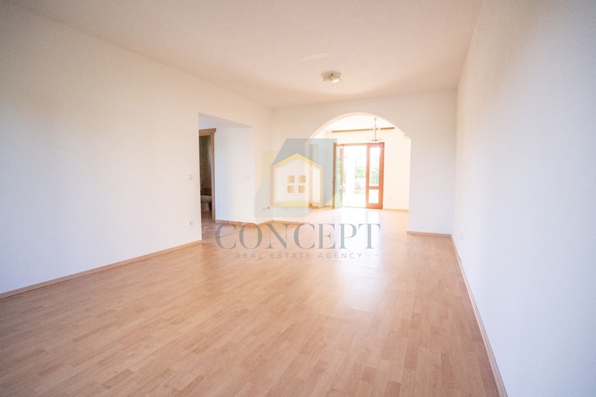 Poreč, dintorni - ESCLUSIVA DELL'AGENZIA - Casa bifamiliare con 3 appartamenti su più livelli e giardino, a 5 km dal mare