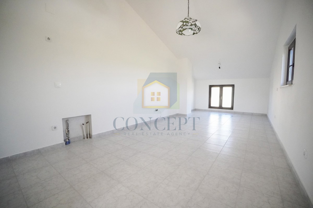 Poreč, dintorni - ESCLUSIVA DELL'AGENZIA - Casa bifamiliare con 3 appartamenti su più livelli e giardino, a 5 km dal mare