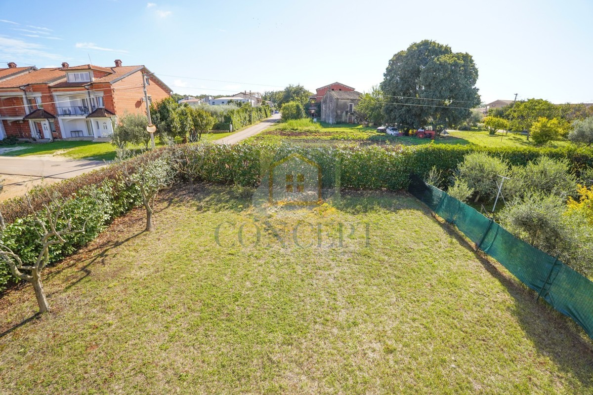 Poreč, dintorni - ESCLUSIVA DELL'AGENZIA - Casa bifamiliare con 3 appartamenti su più livelli e giardino, a 5 km dal mare