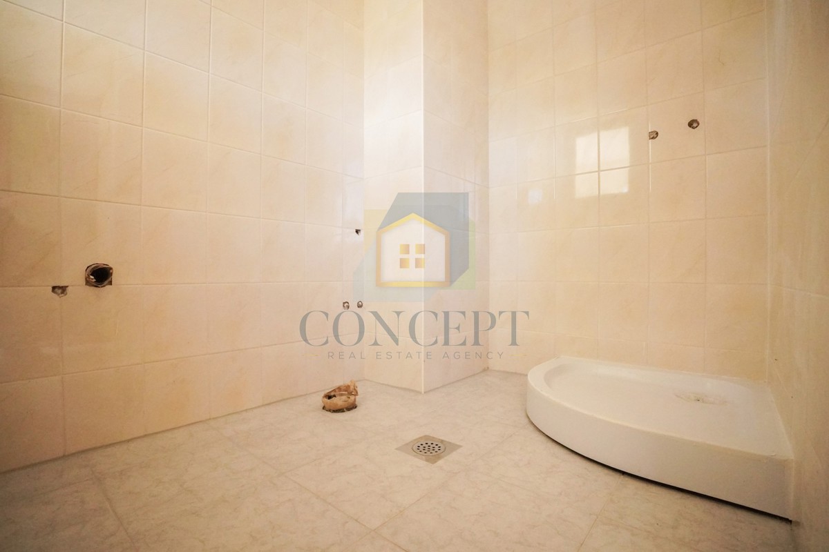 Poreč, dintorni - ESCLUSIVA DELL'AGENZIA - Casa bifamiliare con 3 appartamenti su più livelli e giardino, a 5 km dal mare