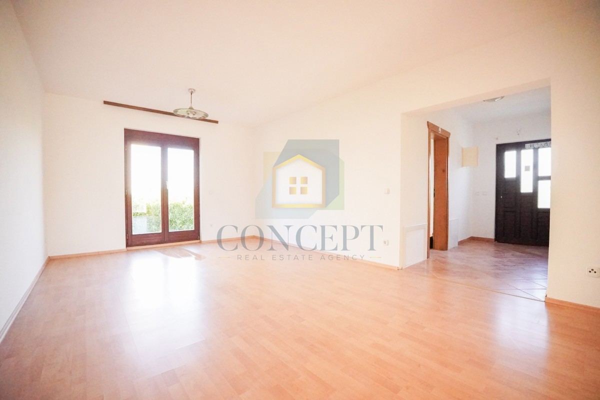 Poreč, dintorni - ESCLUSIVA DELL'AGENZIA - Casa bifamiliare con 3 appartamenti su più livelli e giardino, a 5 km dal mare