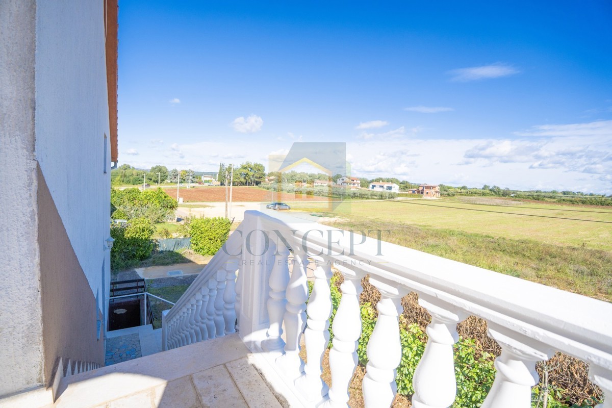 Poreč, dintorni - ESCLUSIVA DELL'AGENZIA - Casa bifamiliare con 3 appartamenti su più livelli e giardino, a 5 km dal mare