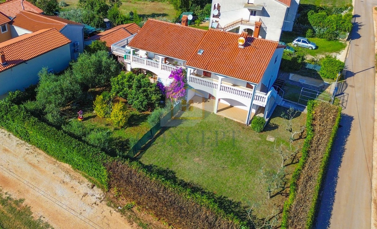 Poreč, dintorni - ESCLUSIVA DELL'AGENZIA - Casa bifamiliare con 3 appartamenti su più livelli e giardino, a 5 km dal mare