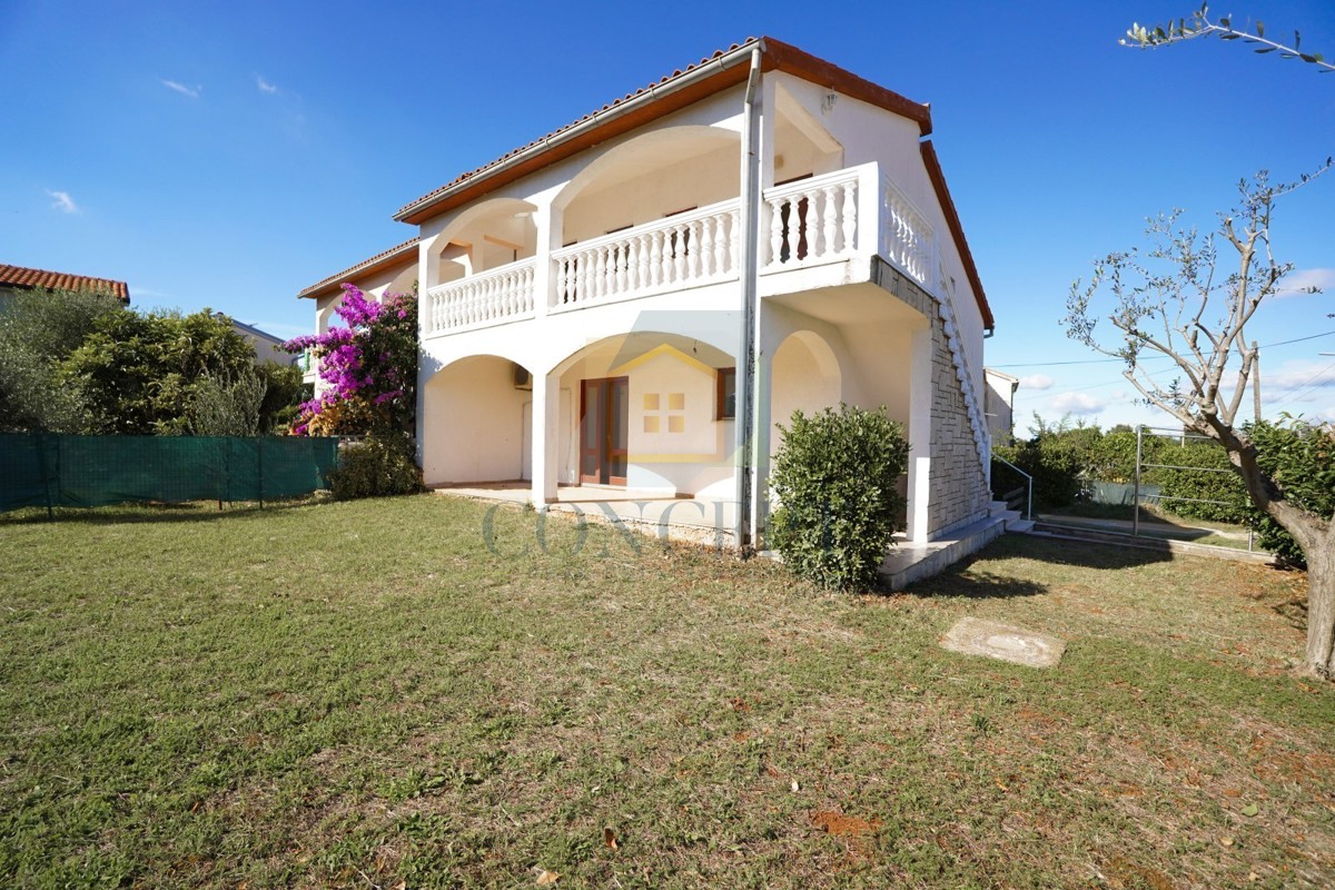 Poreč, dintorni - ESCLUSIVA DELL'AGENZIA - Casa bifamiliare con 3 appartamenti su più livelli e giardino, a 5 km dal mare