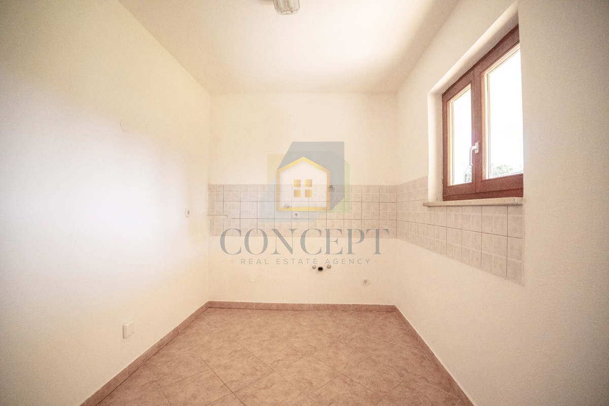 Poreč, dintorni - ESCLUSIVA DELL'AGENZIA - Casa bifamiliare con 3 appartamenti su più livelli e giardino, a 5 km dal mare