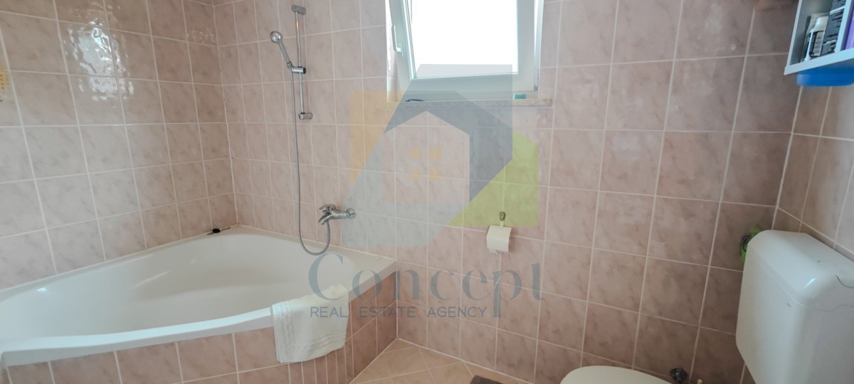 Poreč, centro espanso, appartamento spazioso su due piani, 500 m dal mare