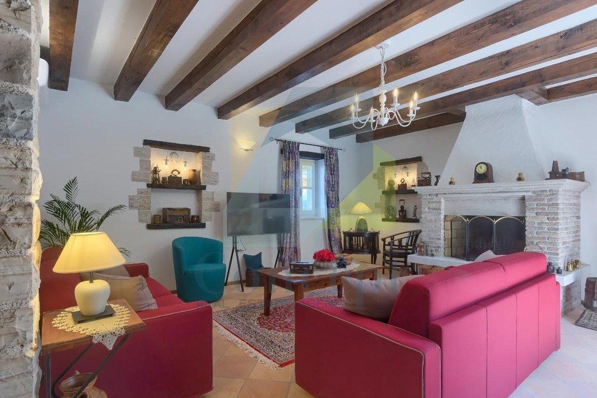 Poreč, Tinjan, Villa in pietra mediterranea con piscina in posizione tranquilla